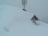 Congère de neige sur le toit du Refuge du Sotré.