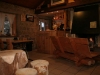 Cheminée à l'âtre, bar et banc du Refuge du Sotré.