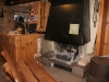 Cheminée à l'âtre et bar du Refuge du Sotré.