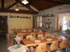 Salle d'accueil et table du Refuge du Sotré.