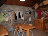 Salle d'accueil et bar du Refuge du Sotré côté sud - est.