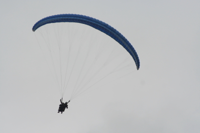 Baptême biplace en parapente à La Bresse avec des adolescents en séjour au Refuge du Sotré. Baptême biplace en parapente à La Bresse avec des adolescents en séjour au Refuge du Sotré.