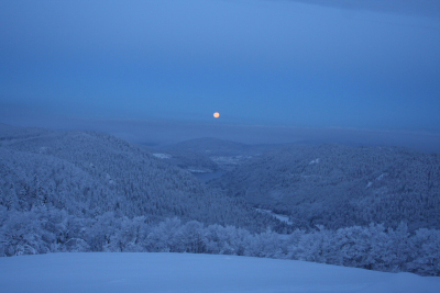 Coucher de lune depuis la porte du Refuge du Sotré le 12 décembre 2008 à 8h00.