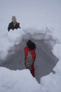 Construction d'igloo au Refuge du Sotré pendant un séjour de neige.