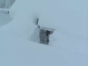 Enneigement de la porte de la cuisine du Refuge du Sotré.