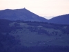 Vue sur le Grand-Ballon et les alpes bernoises au lever du jour depuis le Hohneck.