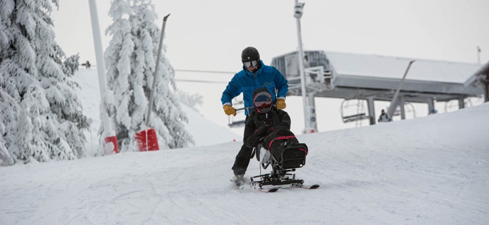 Nos pilotes formés et accrédités au pilotage de ces appareils, emmènent ainsi les personnes sur les pistes de ski du massif des Vosges.